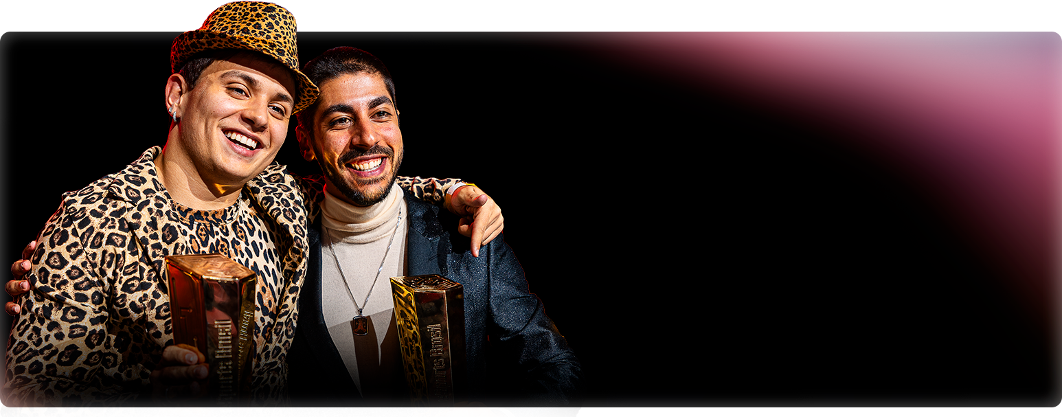 Vencedores do PEB celebrando com o troféu